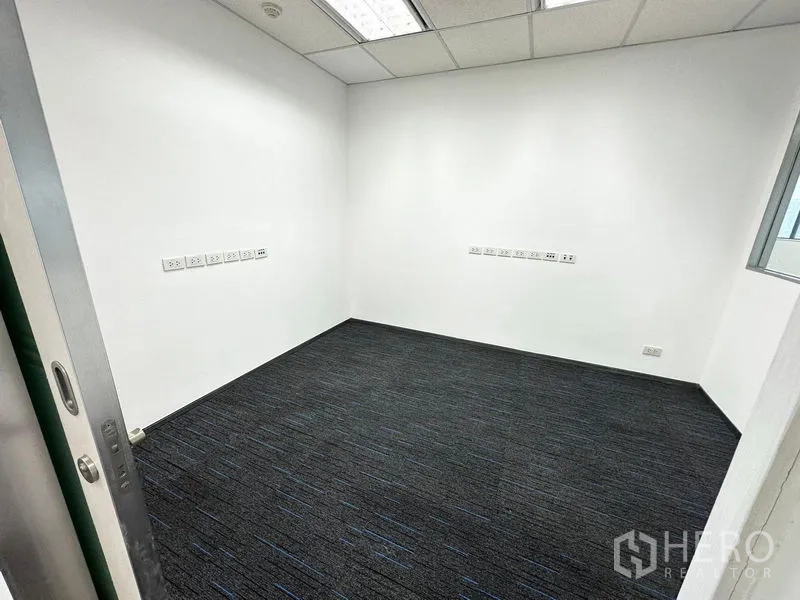 สำนักงาน ให้เช่าในWatthana, Bangkok - ห้องทำงานหรือห้องประชุมขนาดกะทัดรัด พรมสีเข้ม พร้อมปลั๊กไฟและพอร์ตดาต้าหลายจุด