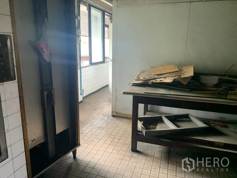 อาคารพาณิชย์ ให้เช่าในWatthana, Bangkok - ห้องครัวทำงาน ปูกระเบื้องเล็ก โต๊ะสแตนเลส และหน้าต่างเปิดรับลม