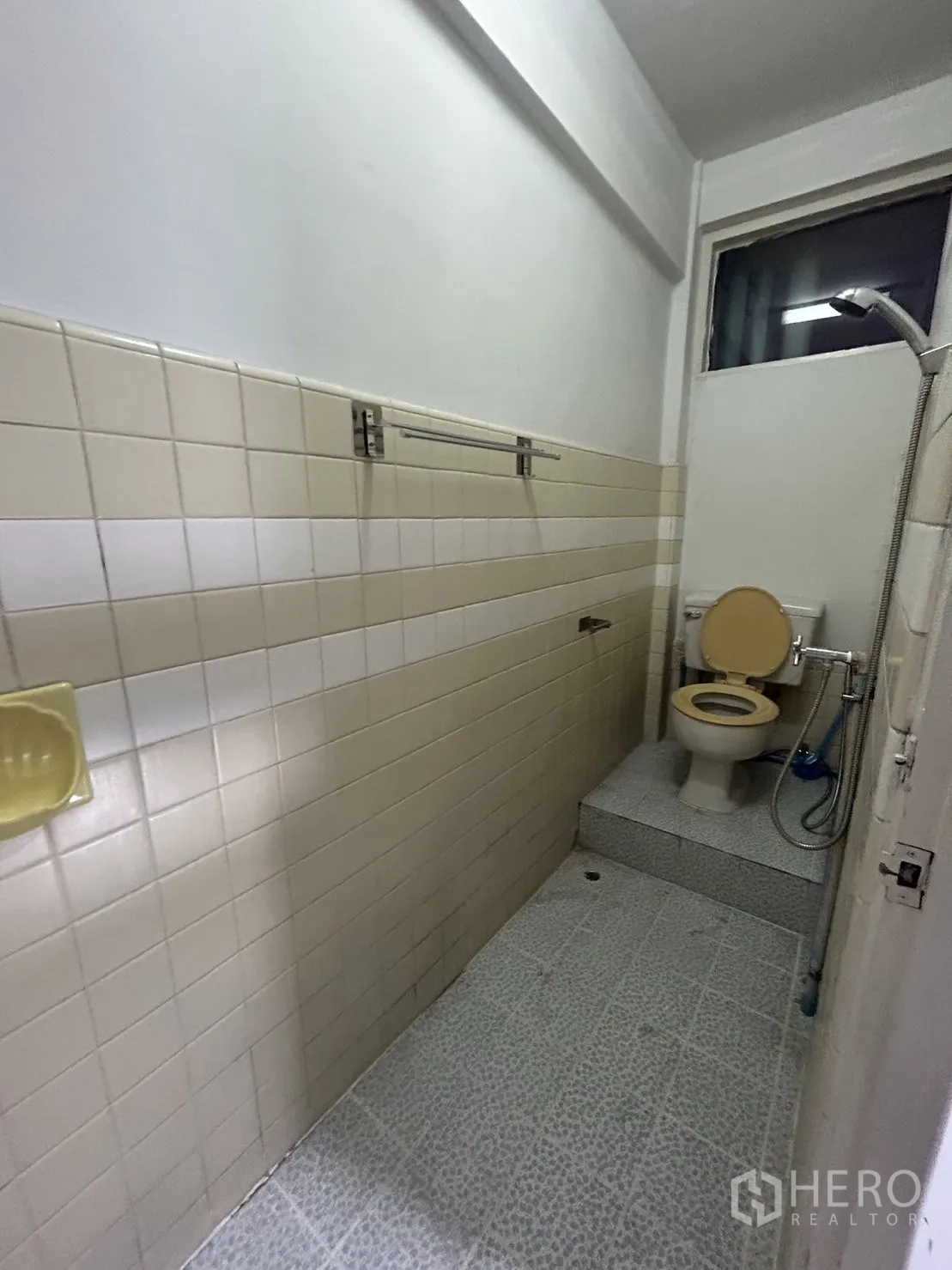 อาคารพาณิชย์ ให้เช่าในKhlong Toei, Bangkok - ห้องน้ำแคบพร้อมชักโครกยกพื้นและฝักบัวอาบน้ำ