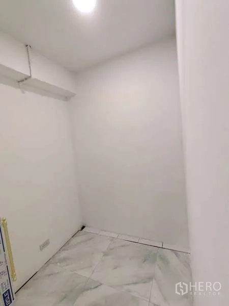 零售空间 出租在Din Daeng, Bangkok - 白色小房间，仿大理石地砖与筒灯，可作储物或治疗室。