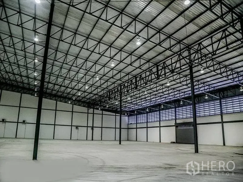 คลังสินค้า ให้เช่าในMueang Samut Prakan, Samut Prakan - ฮอลล์โกดังหลังคากันความร้อน ช่องระบายอากาศ และประตูม้วน