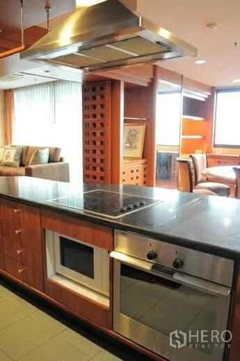คอนโด ขายในPathum Wan, Bangkok - ครัวไอส์แลนด์ท็อปหิน เตาไฟฟ้า เตาอบ ไมโครเวฟ และเครื่องดูดควันสแตนเลส