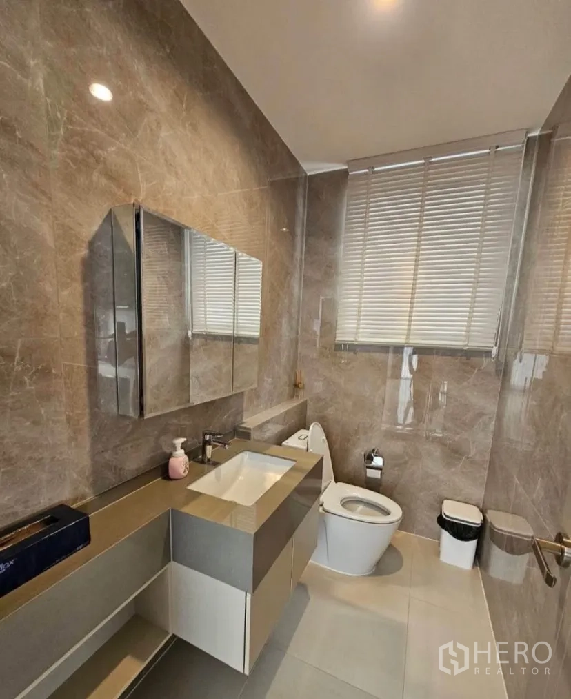 บ้านเดี่ยว for rent or sale in Lat Krabang, Bangkok - ห้องน้ำแขกพร้อมเคาน์เตอร์ล้างหน้าโมเดิร์นและกระเบื้องหิน