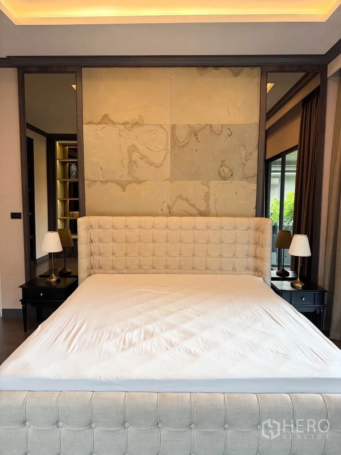 บ้านเดี่ยว for rent in Bang Kapi, Bangkok - ห้องนอนใหญ่เตียงหุ้มบุแบบทัฟท์ พร้อมโต๊ะข้างและโคมไฟ