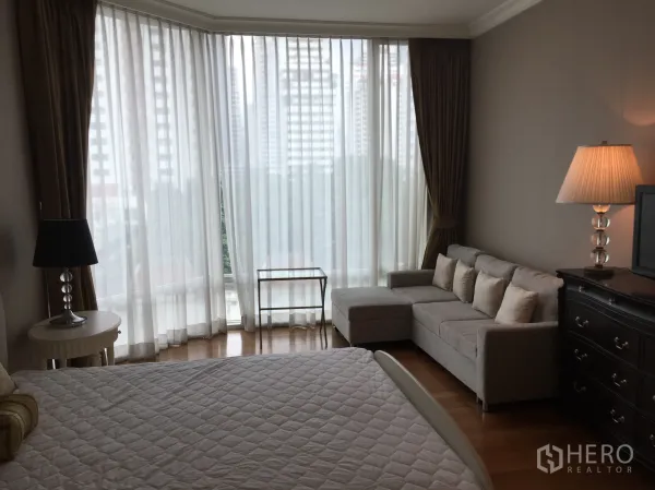 คอนโด ให้เช่าในWatthana, Bangkok - ห้องนอนมุม กระจกสูงพร้อมผ้าม่านโปร่ง โซฟาเข้ามุมและวิวเมืองกว้าง