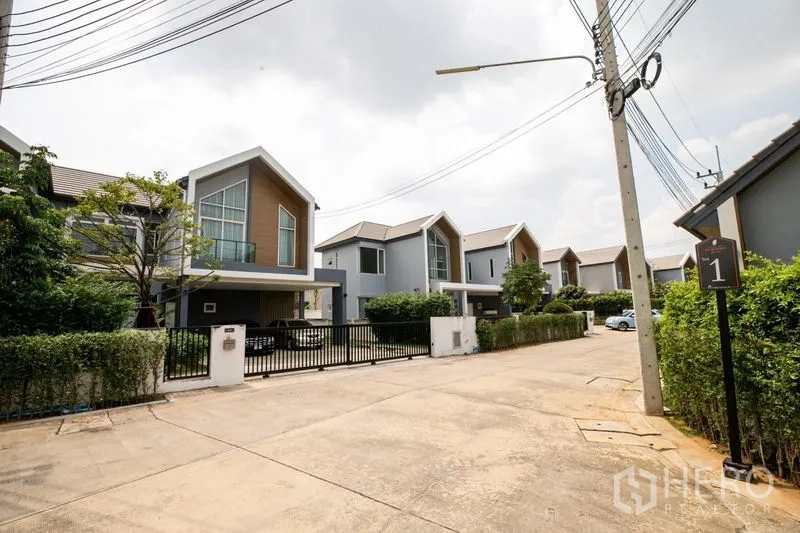 บ้าน ให้เช่าหรือขายในLam Luk Ka, Pathum Thani - ห้องชั้นล่างพื้นกระเบื้องเงา หน้าต่างบานใหญ่พร้อมผ้าม่าน