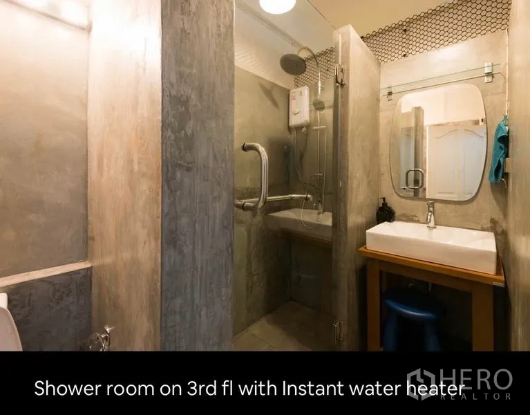 ทาวน์เฮาส์ ให้เช่าในKhlong Toei, Bangkok - ห้องน้ำชั้นสามพร้อมตู้กั้นอาบน้ำ กระจก และเครื่องทำน้ำอุ่น