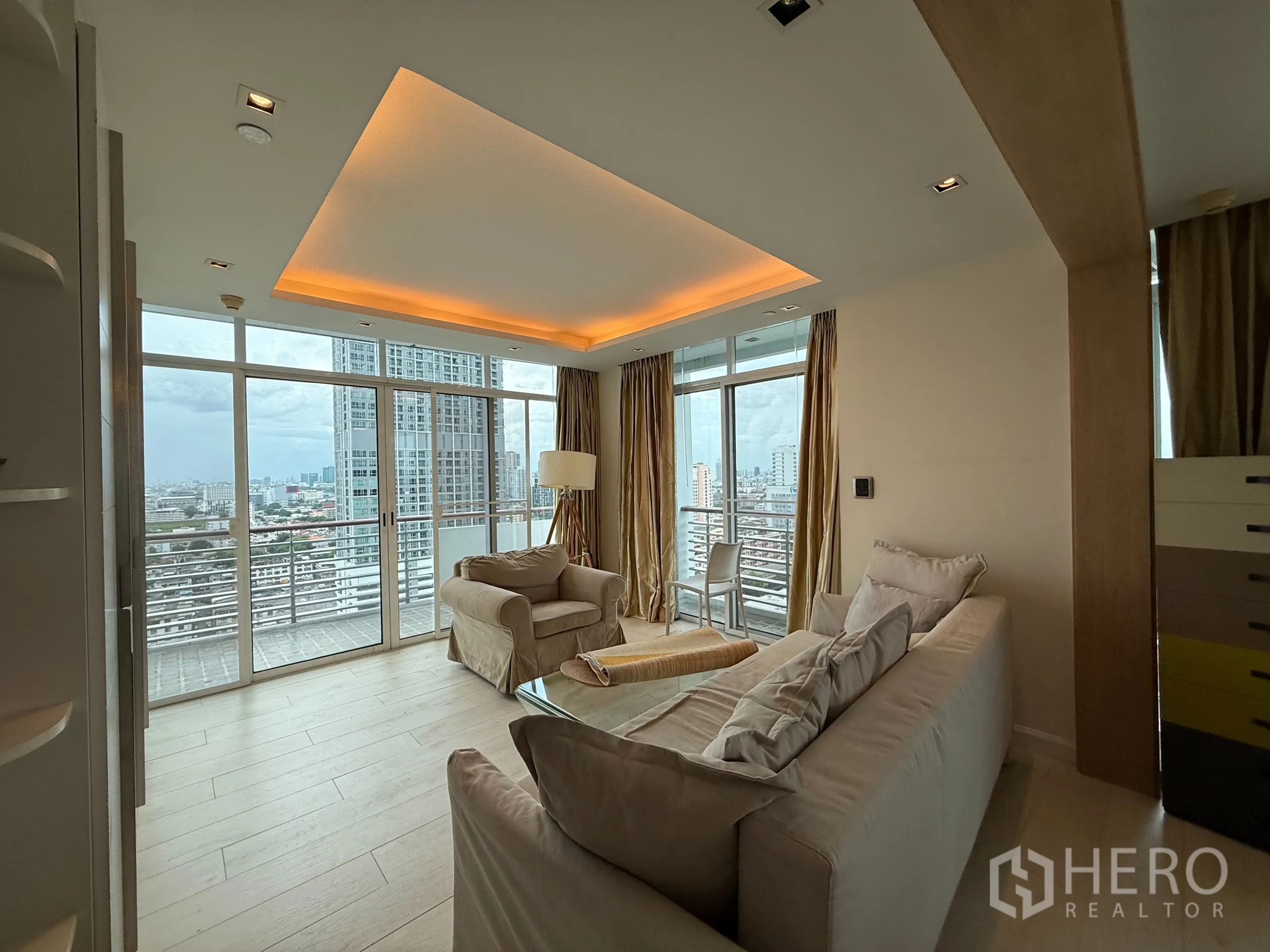 คอนโด ให้เช่าในPhaya Thai, Bangkok - มุมนั่งเล่นสบาย ๆ ข้างระเบียง ไฟฝ้าซ่อนและวิวเมือง