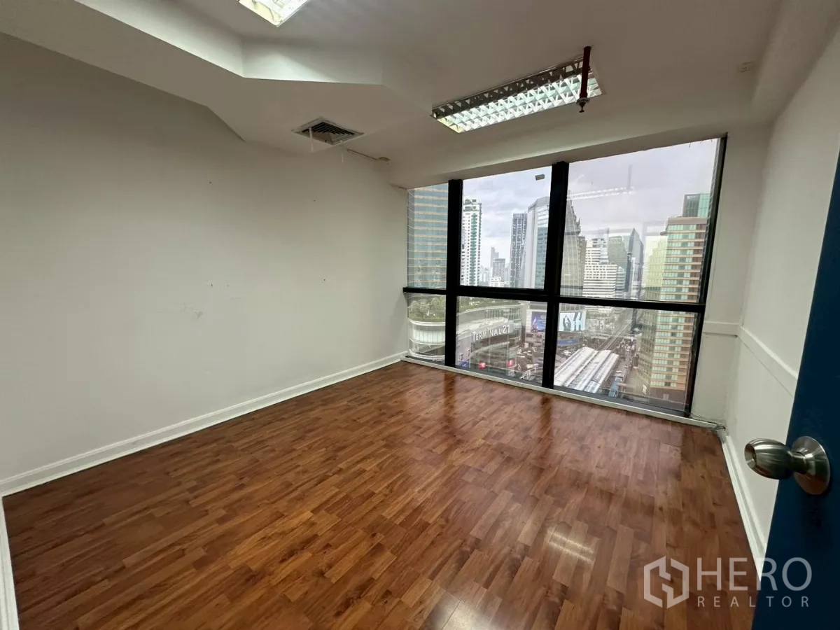 สำนักงาน ให้เช่าในKhlong Toei, Bangkok - ห้องทำงานกระจกเต็มผนัง มองเห็น Terminal 21 และ BTS อโศก
