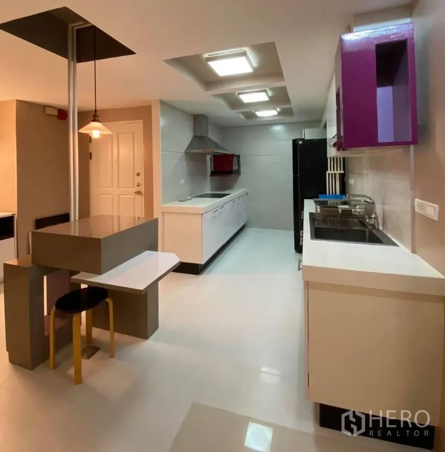 คอนโด ให้เช่าในWatthana, Bangkok - มุมมองครัวพร้อมเคาน์เตอร์บาร์ แขวนโคม และพื้นที่เตรียมอาหารกว้าง