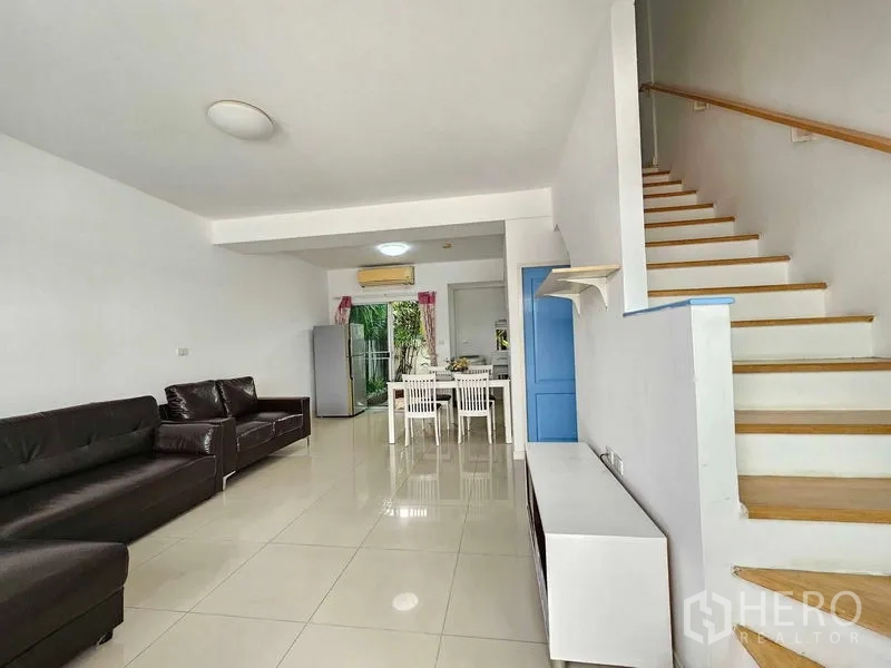 สำนักงานที่บ้าน ให้เช่าหรือขายในSuan Luang, Bangkok - ห้องนั่งเล่นยาว เชื่อมต่อพื้นที่รับประทานอาหารและประตูกระจกหลังบ้าน