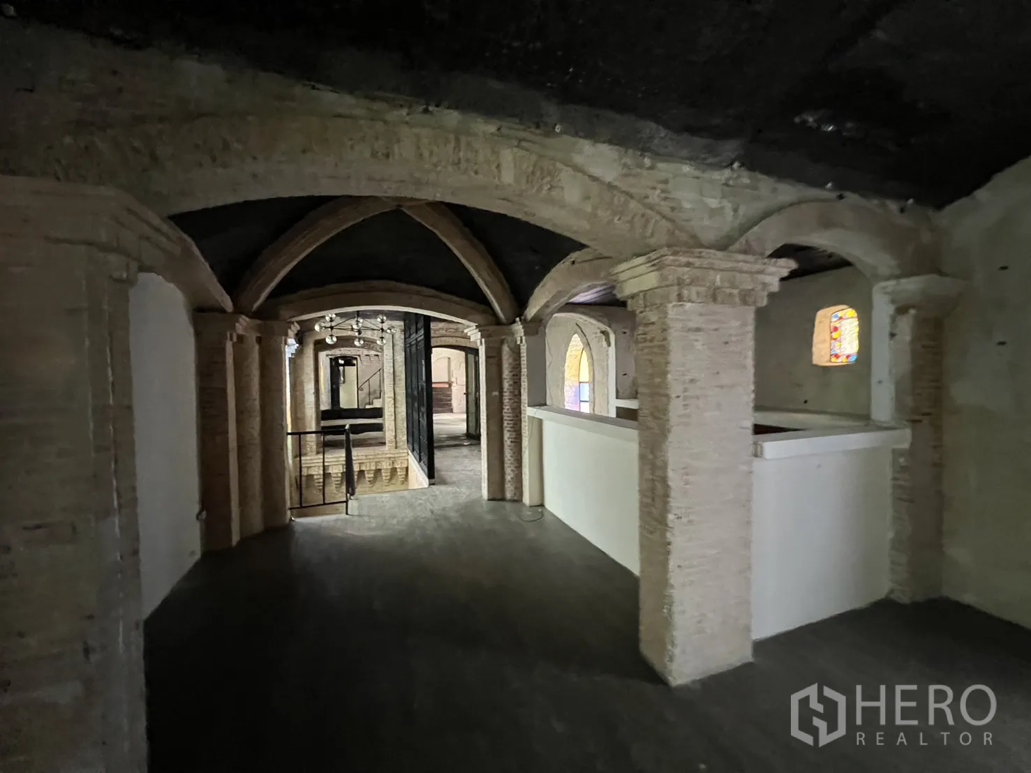 零售空间 出租在Watthana, Bangkok - 长廊式空间，连绵砖拱通往吊灯区域。