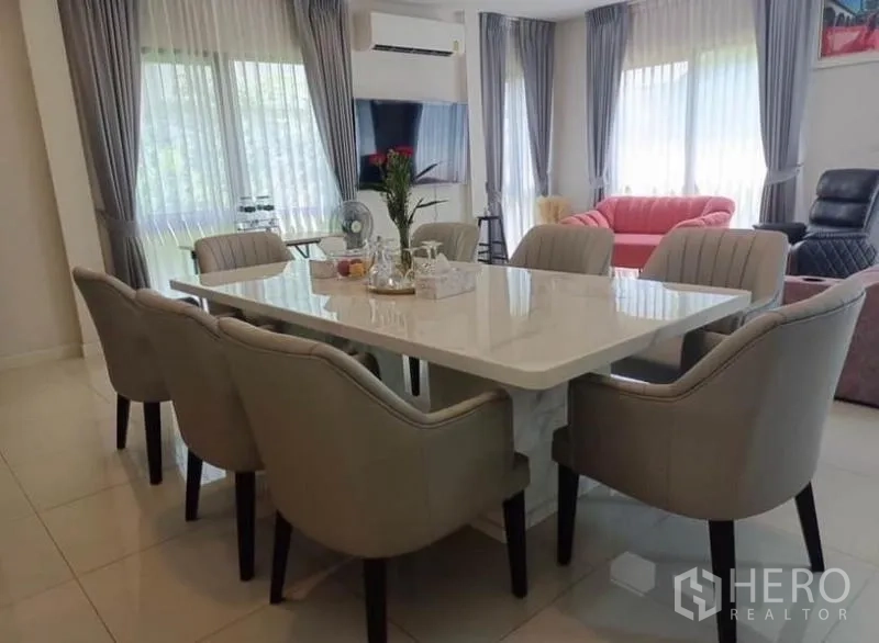 独立式住宅 出租 - 用餐区配大理石餐桌与六把软包椅，临落地窗。