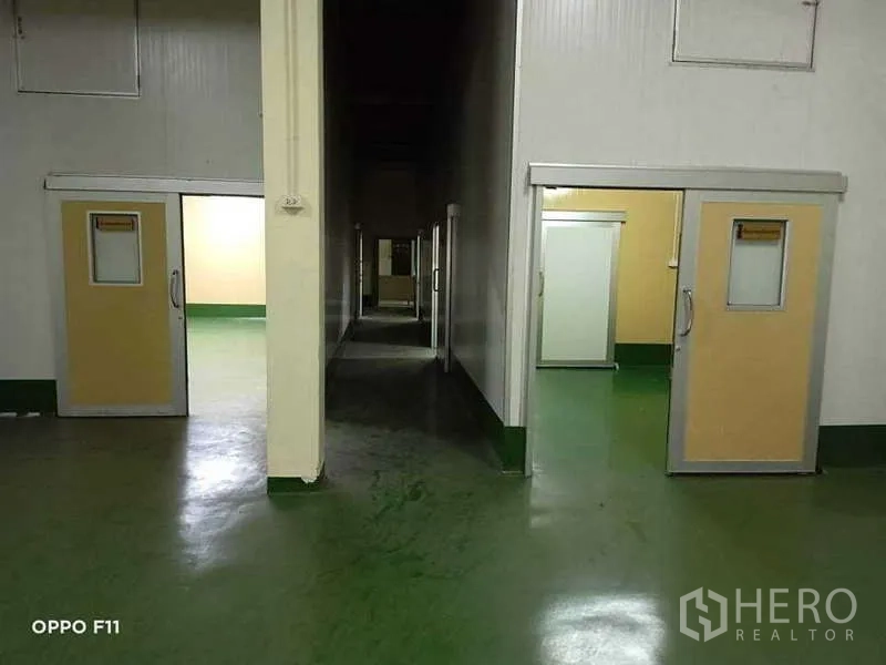 คลังสินค้า ให้เช่าหรือขายในMueang Samut Sakhon, Samut Sakhon - โถงกลางมีคลีนรูมสองข้างพร้อมประตูบานเลื่อน