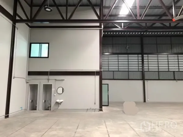 คลังสินค้า ให้เช่าในBang Phli, Samut Prakan - ภายในโกดังเพดานสูง โครงเหล็ก ห้องน้ำสองห้องและอ่างล้างมือ