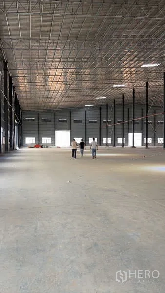 คลังสินค้า ให้เช่าในBan Bueng, Chon Buri - ฮอลล์โกดังขนาดใหญ่ เพดานฉนวน เสาสูง และแสงธรรมชาติจากช่องแสง
