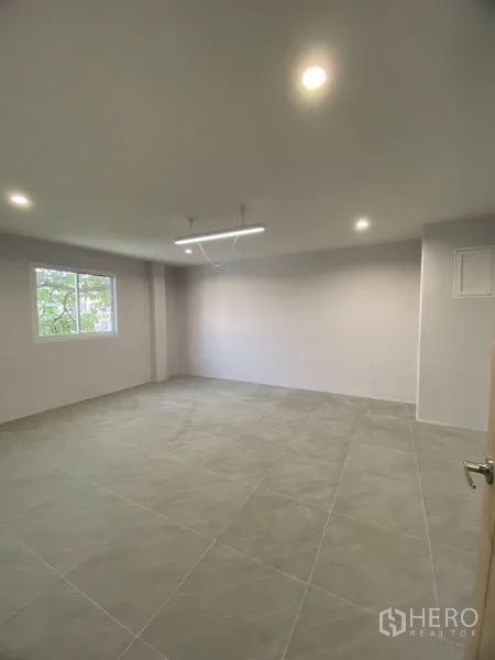 สำนักงานที่บ้าน ให้เช่าหรือขายในSuan Luang, Bangkok - ห้องโล่งสว่าง ปูกระเบื้องสีเทา มีหน้าต่างและไฟเพดาน เหมาะเป็นห้องทำงานส่วนตัว