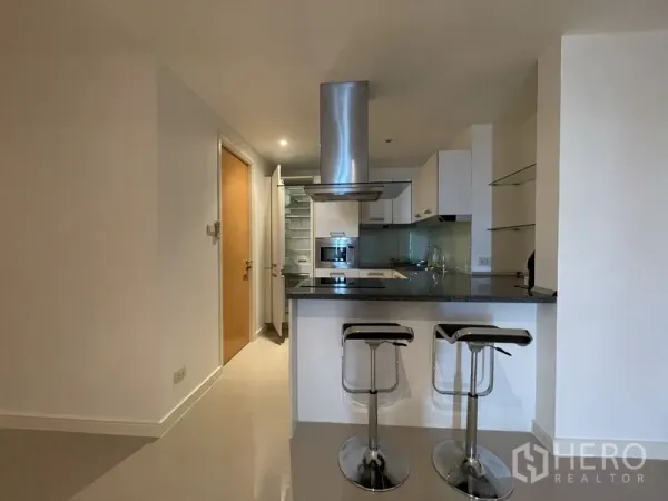 คอนโด ให้เช่าหรือขายในWatthana, Bangkok - ครัวกะทัดรัดมีเคาน์เตอร์บาร์ เก้าอี้สตูลสองตัว ฮู้ดสแตนเลส และเครื่องใช้บิลต์อิน.