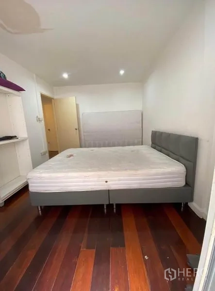 ทาวน์เฮาส์ ให้เช่าในKhlong Toei, Bangkok - อีกหนึ่งห้องนอนพร้อมเตียงคู่ ชั้นวางของบิวต์อิน และพื้นไม้ขัดเงา