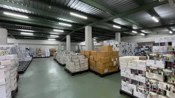 คลังสินค้า ขายในBangkok Yai, Bangkok - โซนเก็บสินค้าโล่งกว้าง มีกล่องสินค้าวางบนพาเลทและไฟประหยัดพลังงาน