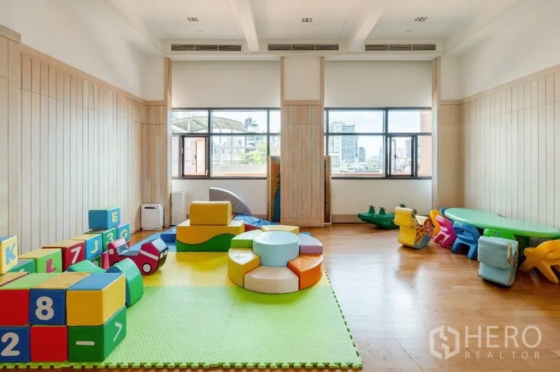 คอนโด ขาย - ห้องเด็กเล่นพร้อมของเล่นนุ่มและแสงธรรมชาติ