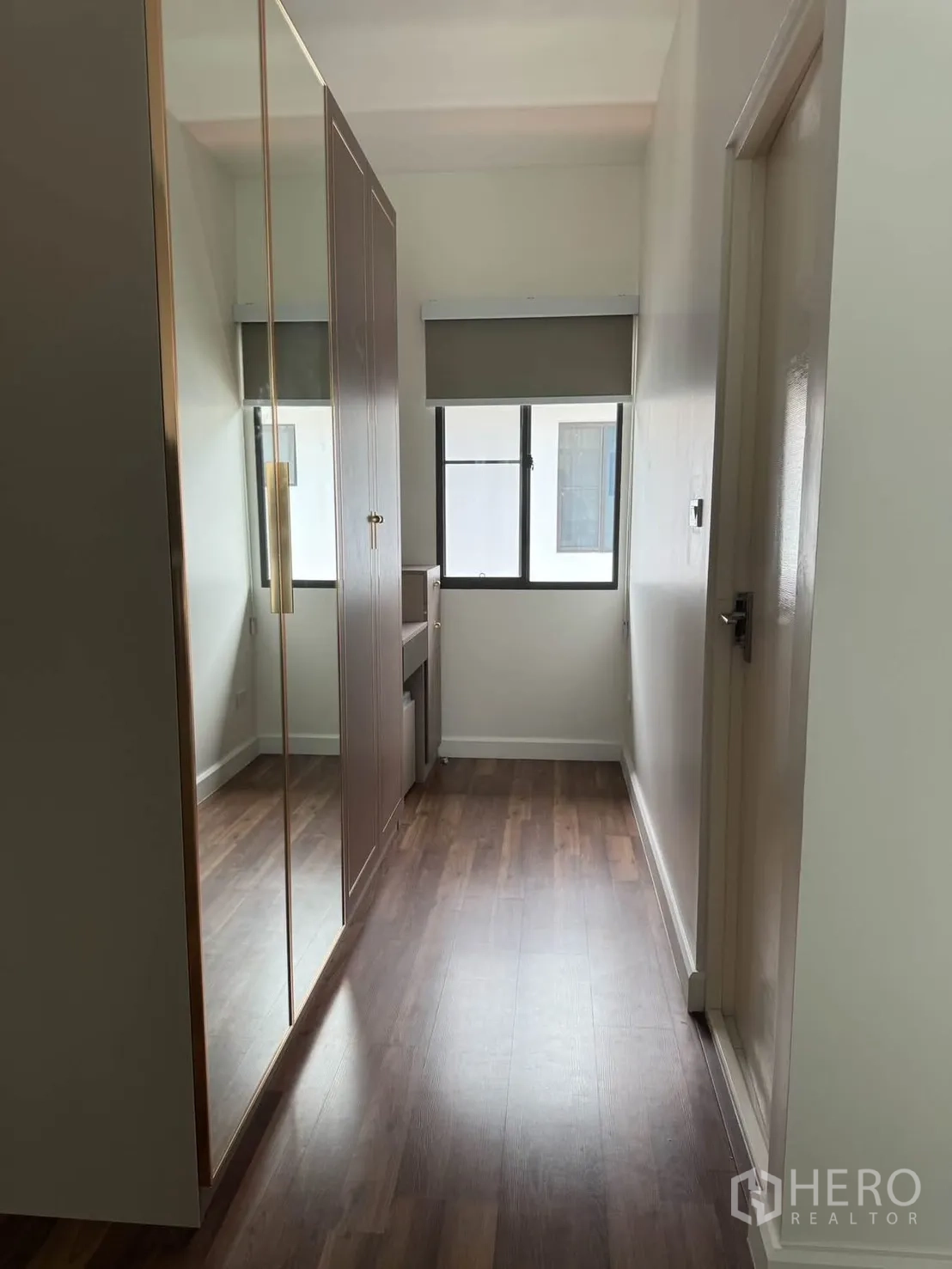 บ้านเดี่ยว for rent in Prawet, Bangkok - โถงวอล์คอินคลอเซ็ต ตู้เสื้อผ้าบานกระจกเงาและโต๊ะเครื่องแป้ง