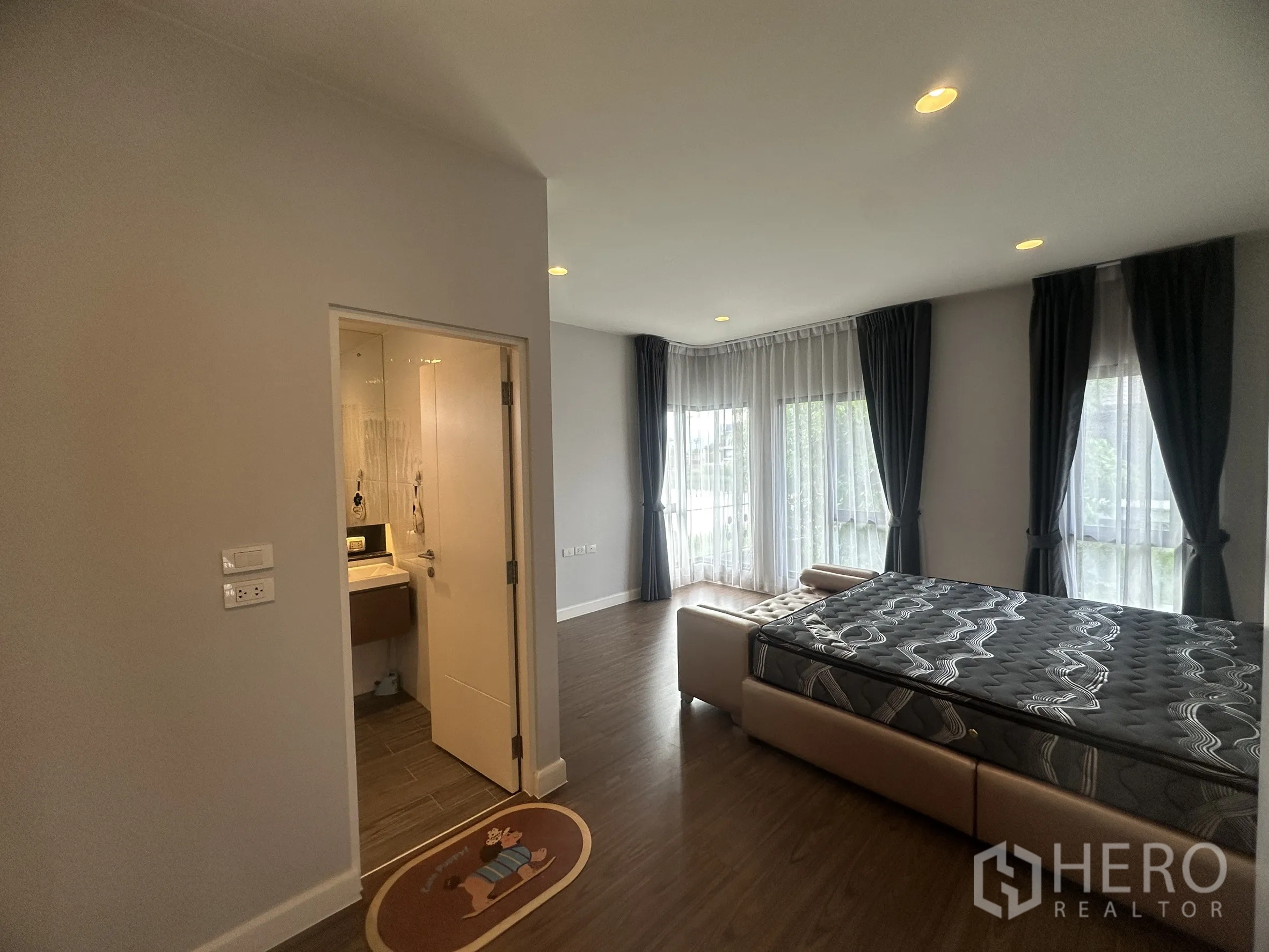 独栋房屋 for rent or sale in Lam Luk Ka, Pathum Thani - 卧室带转角窗与纱帘，可通往套内卫生间。