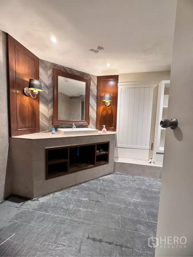 零售空间 出租在Watthana, Bangkok - 盥洗区设大镜与壁灯，石质台面。