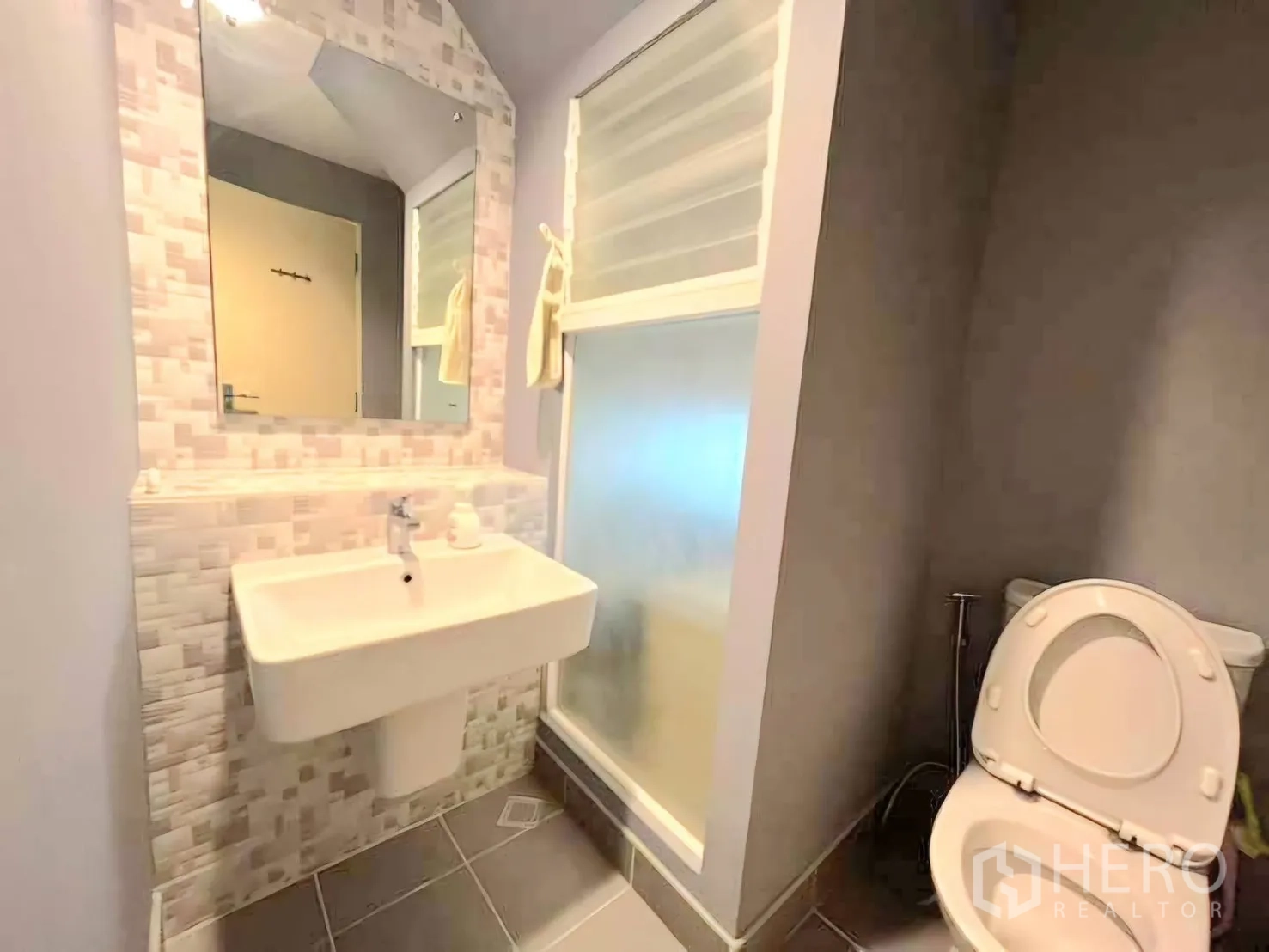 Townhouse for rent in Bang Phli, Samut Prakan - Compact bathroom with sink, toilet and frosted glass shower enclosure.