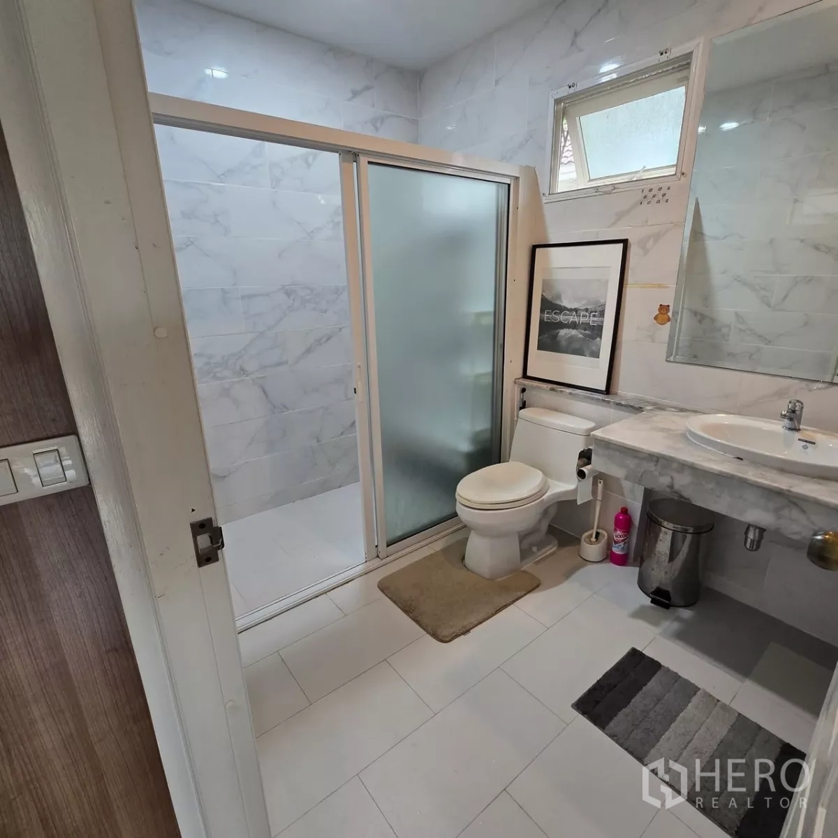 บ้าน ให้เช่าในMueang Pathum Thani, Pathum Thani - ห้องน้ำลายหินอ่อนพร้อมตู้กระจกกั้นอาบน้ำ