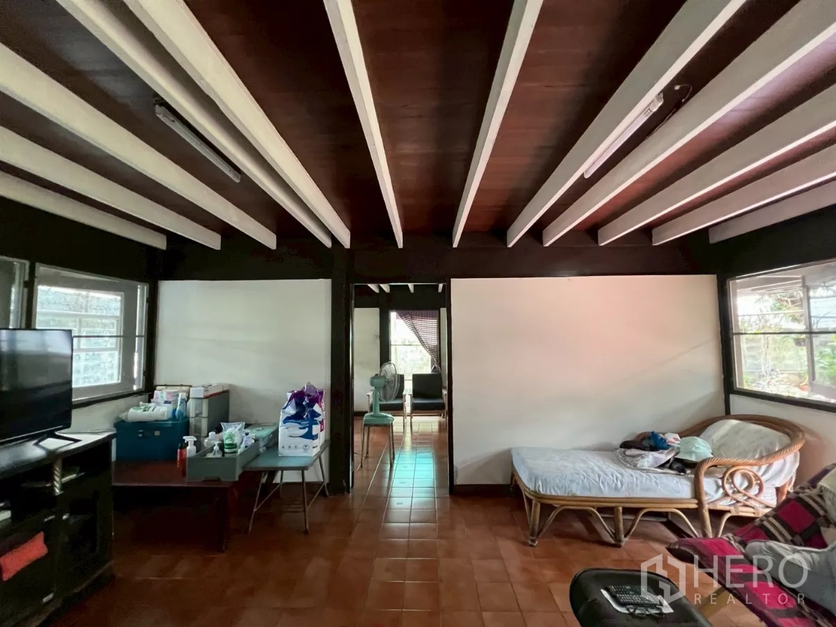 บ้าน ขายในKhlong Toei, Bangkok - ห้องนั่งเล่นเพดานคาน หน้าต่างรอบด้าน พร้อมเดย์เบด