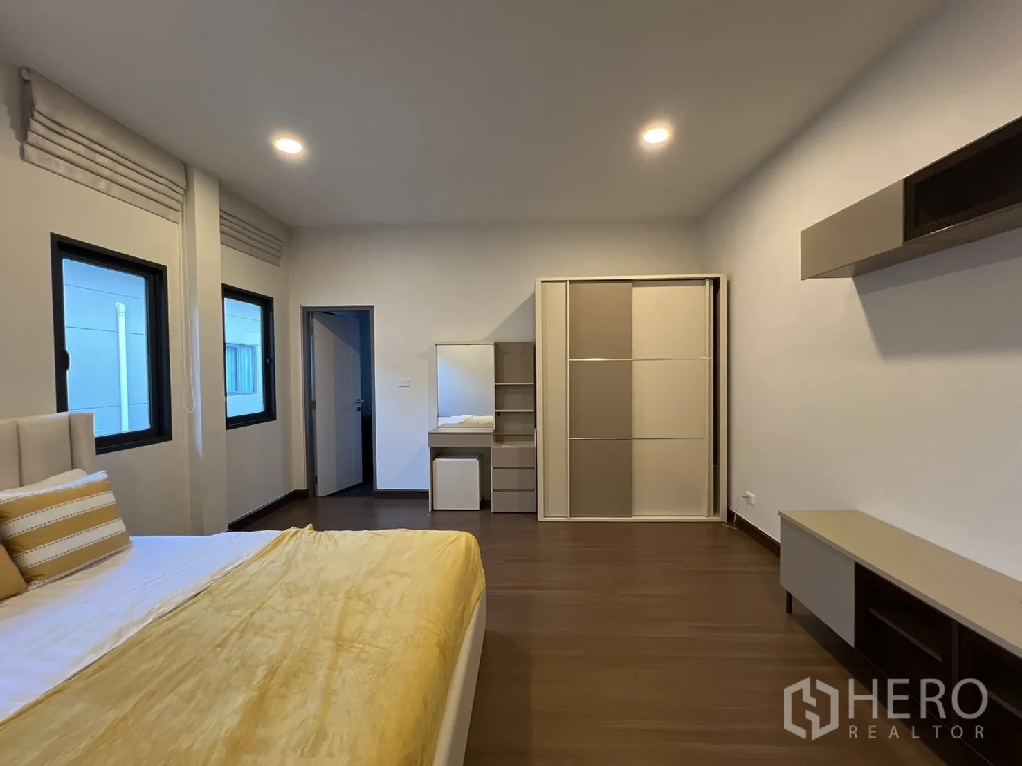 Detached House for rent or sale in Bang Phli, Samut Prakan - Angle of second guest bedroom with storage and media shelf.