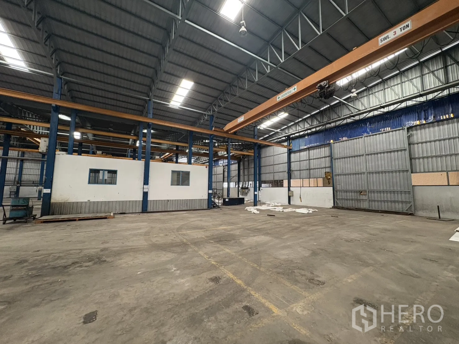 工厂 出租在Phra Pradaeng, Samut Prakan - 车间工位，配3吨行车与卷帘墙体。