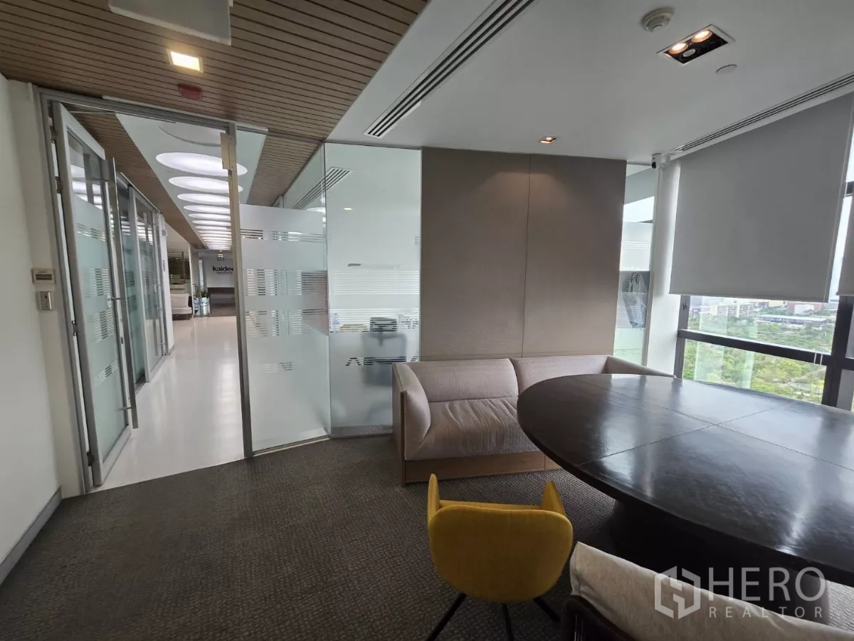 สำนักงาน ให้เช่าในWatthana, Bangkok - ห้องประชุมขนาดเล็ก โต๊ะกลม โซฟา และวิวเมือง