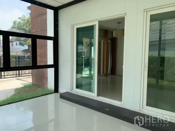 สำนักงานที่บ้าน ให้เช่าในPhra Pradaeng, Samut Prakan - ห้องกระจกทางเข้า พื้นกระเบื้องเงา พร้อมประตูบานเลื่อนเปิดสู่ภายในโฮมออฟฟิศที่สว่างไสว