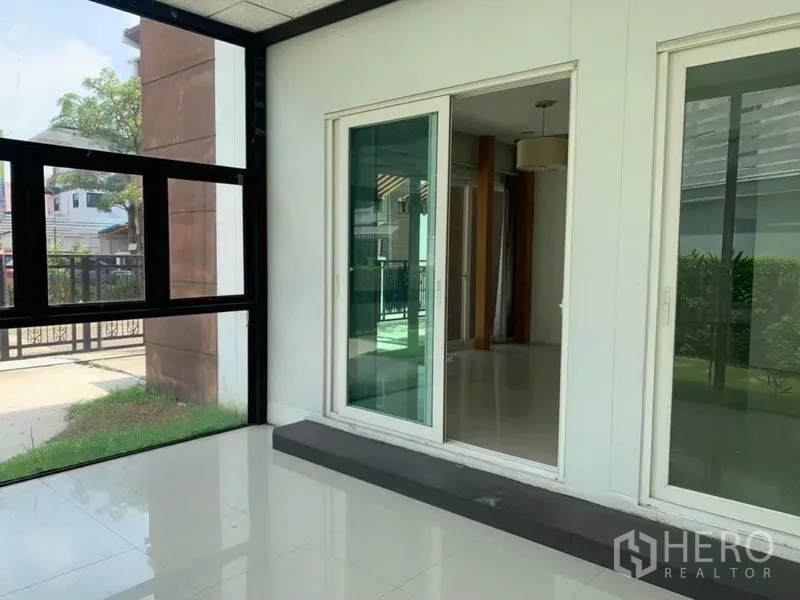 สำนักงานที่บ้าน ให้เช่าในPhra Pradaeng, Samut Prakan - ห้องกระจกทางเข้า พื้นกระเบื้องเงา พร้อมประตูบานเลื่อนเปิดสู่ภายในโฮมออฟฟิศที่สว่างไสว