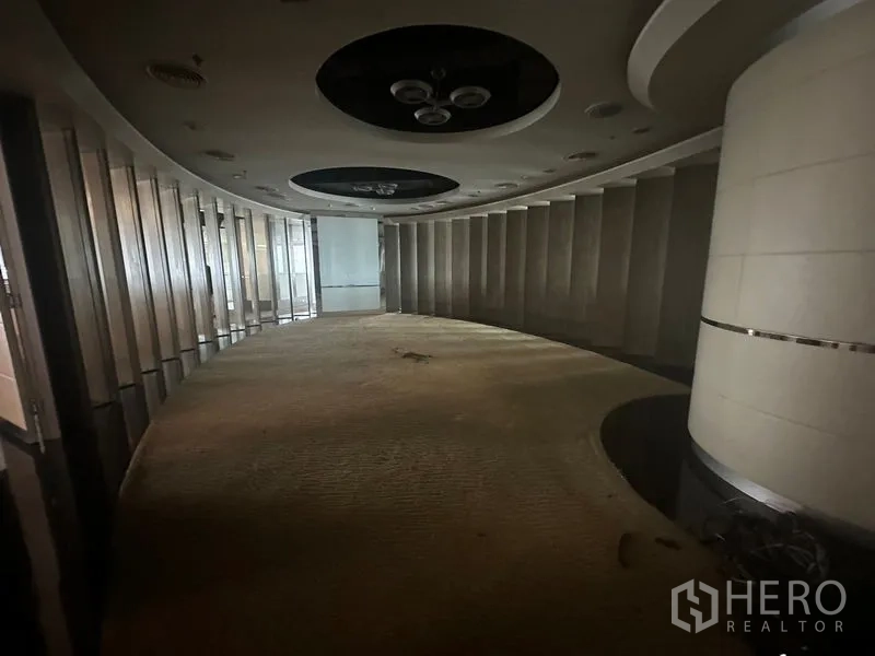 สำนักงาน ให้เช่าในKhlong Toei, Bangkok - ทางเดินรูปวงรีแสงสลัว เพดานเล่นระดับและผนังพาเนล