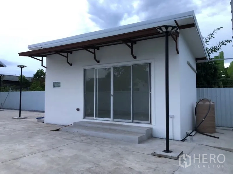 คลังสินค้า ให้เช่าในBueng Kum, Bangkok - อาคารสำนักงานแยกต่างหาก ประตูกระจกบานเลื่อน บนลานคอนกรีต