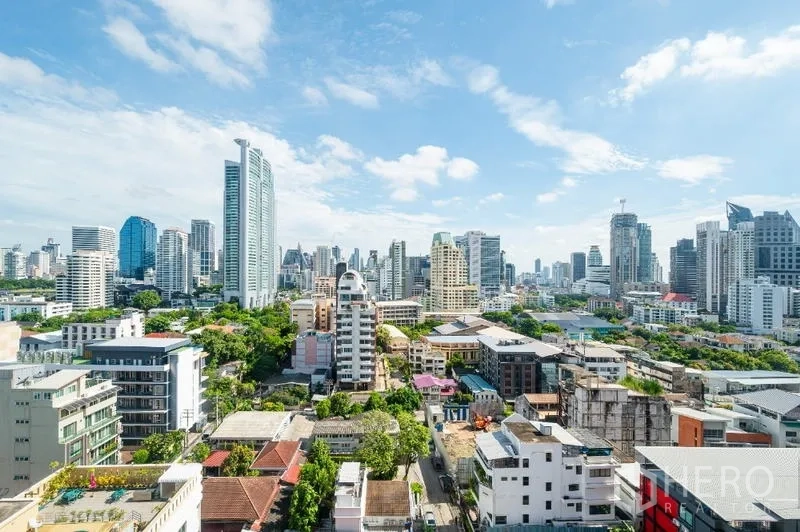 คอนโด ขาย - วิวเมืองสุขุมวิทกว้างจากระเบียงชั้นสูง
