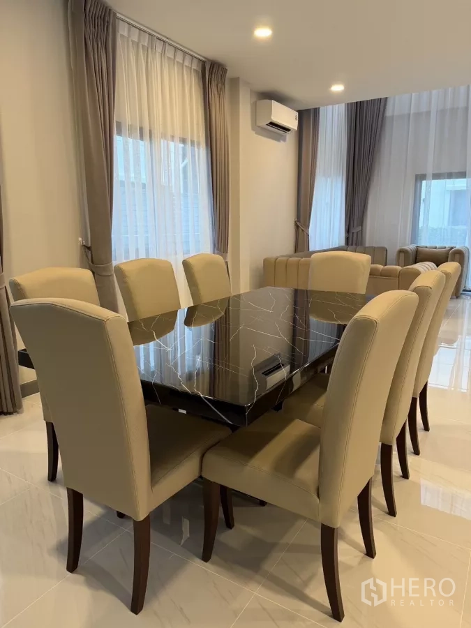 บ้าน ให้เช่าในBang Phli, Samut Prakan - โต๊ะทานอาหารหินอ่อน 8 ที่นั่ง ข้างหน้าต่างบานใหญ่