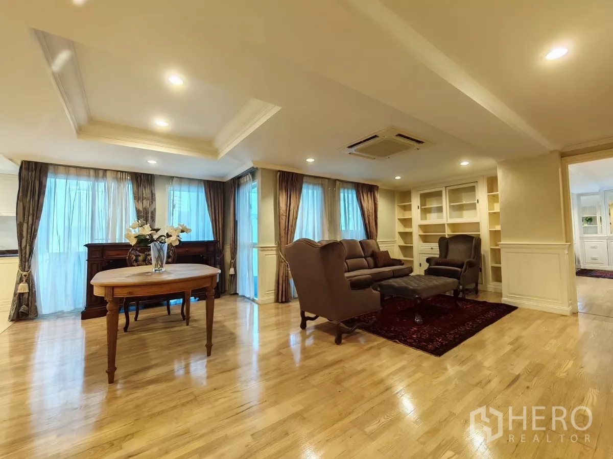 คอนโด ให้เช่าในPathum Wan, Bangkok - โถงนั่งเล่นรับประทานอาหารสว่างไสว ผ้าม่านเต็มสูง ชั้นบิลท์อิน และไฟดาวน์ไลต์