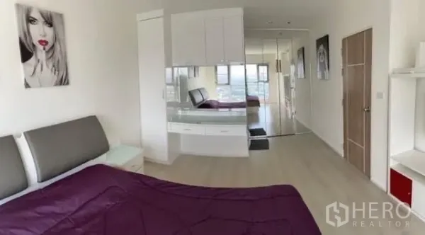 คอนโด ขายในKhlong Toei, Bangkok - ห้องนอนกว้าง พร้อมโต๊ะเครื่องแป้งบิวท์อินและตู้กระจก วิวเมือง