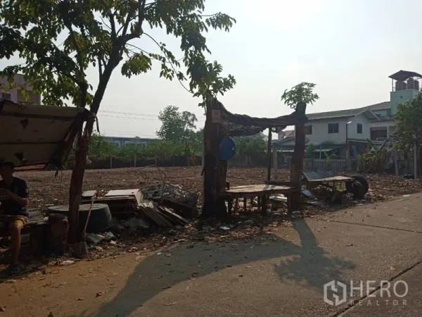 ที่ดิน ขายในKhlong Sam Wa, Bangkok - ที่ดินเปล่าติดถนนในซอยเงียบ มีต้นไม้และเพิงไม้เรียบง่าย