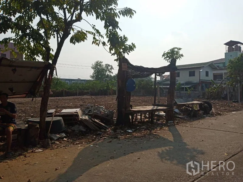 ที่ดิน ขายในKhlong Sam Wa, Bangkok - ที่ดินเปล่าติดถนนในซอยเงียบ มีต้นไม้และเพิงไม้เรียบง่าย