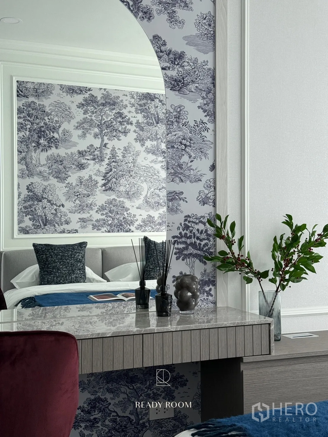 บ้าน ให้เช่าหรือขายในBang Phli, Samut Prakan - มุมโต๊ะเครื่องแป้งท็อปหินอ่อน กระจกโค้ง พร้อมวอลเปเปอร์ลายโทวล์พฤกษา