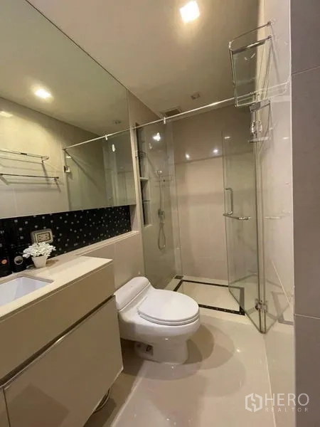 公寓 出售在Bang Rak, Bangkok - 次卫现代设计，大镜面与玻璃步入式淋浴间。
