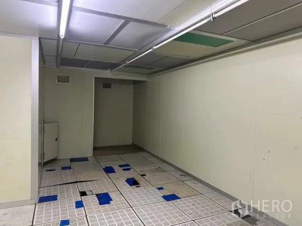 โรงงาน ให้เช่าหรือขายในThanyaburi, Pathum Thani - พื้นที่ลักษณะคลีนรูม พื้นยกแบบมีรูระบายอากาศ พร้อมไฟเส้น