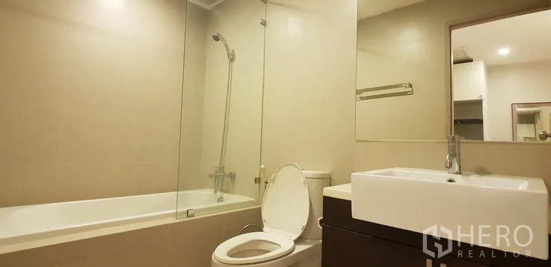 คอนโด ให้เช่าในKhlong Toei, Bangkok - ห้องน้ำสมัยใหม่ อ่างอาบน้ำ กั้นกระจก และเคาน์เตอร์อ่างกว้าง