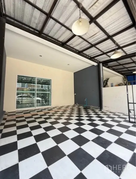 ทาวน์เฮาส์ ให้เช่าในSuan Luang, Bangkok - ที่จอดรถมีหลังคา พื้นกระเบื้องลายขาวดำ และโคมไฟแขวน