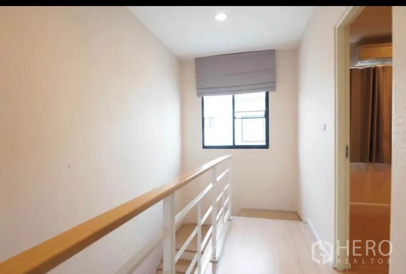 ทาวน์เฮาส์ ให้เช่าหรือขายในWang Thonglang, Bangkok - โถงบันไดสว่าง มีหน้าต่าง ราวจับไม้โทนอ่อน และทางเข้าห้องนอน